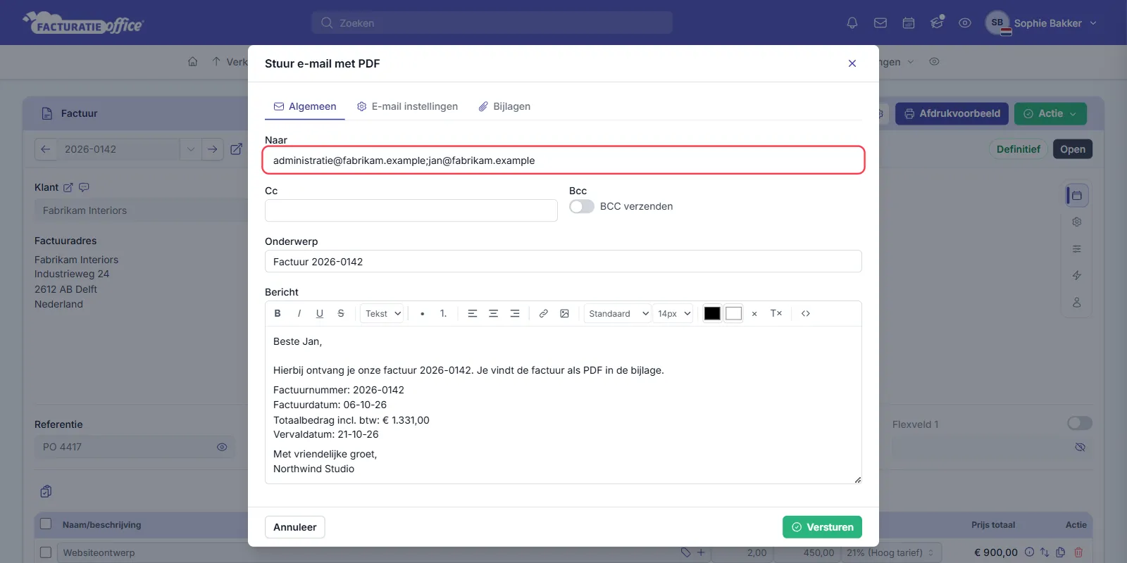 Het venster Stuur e-mail met PDF in Facturatie Office op het tabblad Algemeen, met in het veld Naar twee e-mailadressen gescheiden door een puntkomma, een leeg Cc-veld, de schakelaar BCC verzenden, het onderwerp Factuur 2026-0142 en een Nederlands bericht aan Jan; het veld Naar is rood omlijnd